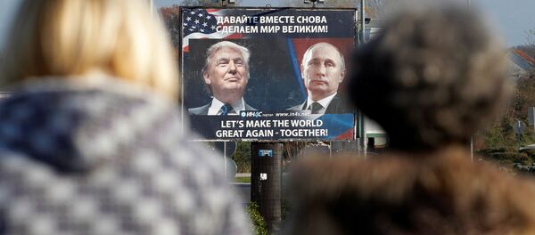 Билборд с изображение президента США Дональда Трампа и главы РФ Владимира Путина. Архивное фото - Sputnik Кыргызстан