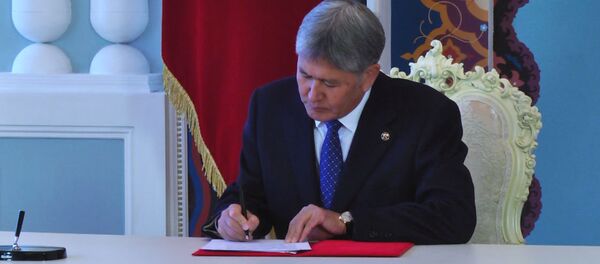 Атамбаев: элин саткан маӊкурттар, балдарыӊардын убалына каласыӊар - Sputnik Кыргызстан