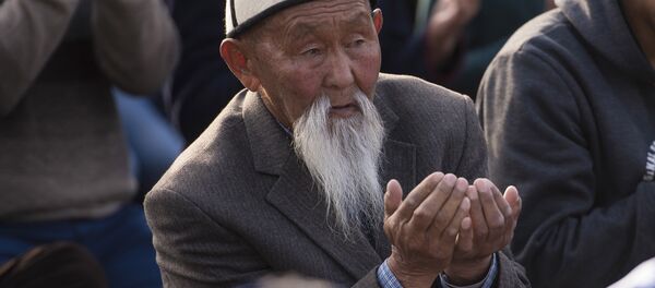 Бата берип жаткан аксакалдын архивдик сүрөтү - Sputnik Кыргызстан