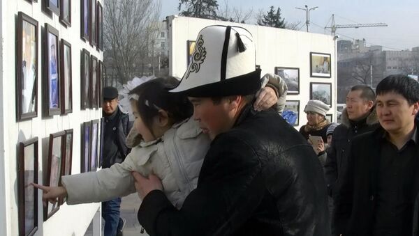Плачущие дети и молитва — в Бишкеке почтили память жертв авиакатастрофы - Sputnik Кыргызстан