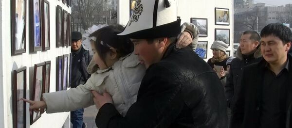 Плачущие дети и молитва — в Бишкеке почтили память жертв авиакатастрофы - Sputnik Кыргызстан