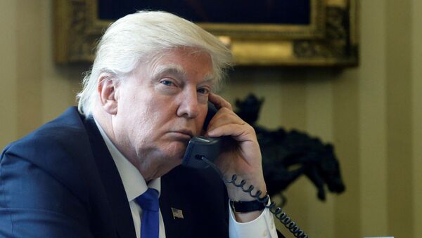 Президент США Дональд Трамп во время телефонного разговора - Sputnik Кыргызстан