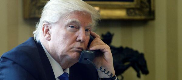 Телефон аркылуу сүйлөшүп жаткан АКШнын президенти Дональд Трамптын архивдик сүрөтү - Sputnik Кыргызстан