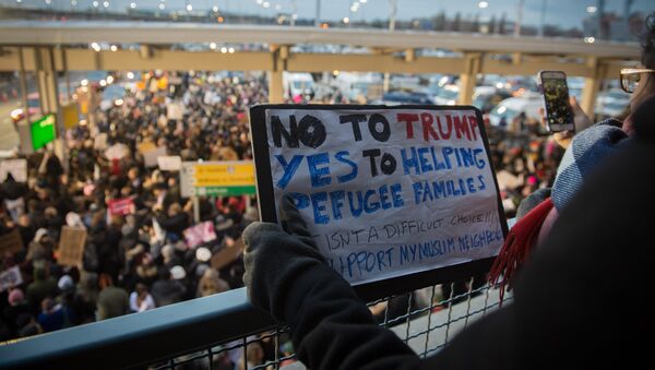 Протестующие в международном аэропорту Нью-Йорка против указа Дональда Трампа о беженцах - Sputnik Кыргызстан