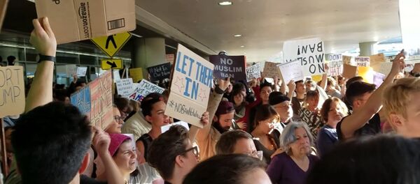 Протесты в США против закона о мигрантах - Sputnik Кыргызстан