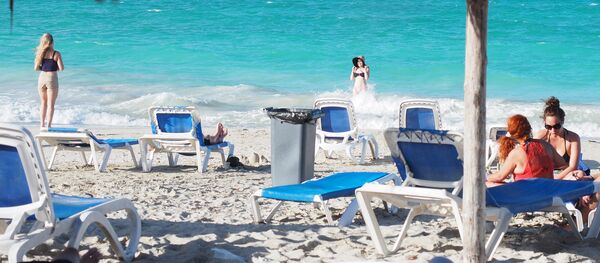 Отдыхающие на одном из пляжей Кубы - Sputnik Кыргызстан