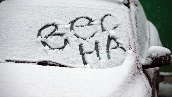 Снег на автомобиле. Архивное фото - Sputnik Кыргызстан