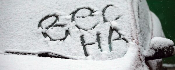 Снег на автомобиле. Архивное фото - Sputnik Кыргызстан