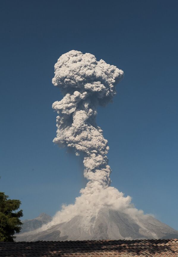 Извержение вулкана Колима в Мексике - Sputnik Кыргызстан