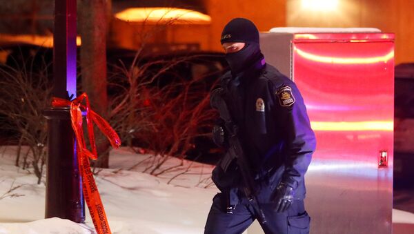 Сотрудник полиции Канады у мечети в Квебеке где произошла стрельба - Sputnik Кыргызстан