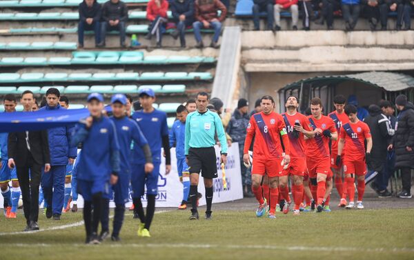 Бишкекский футбольный клуб Дордой и туркменский Балкан сыграли вничью в Оше - Sputnik Кыргызстан
