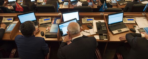 Депутаты на заседании Жогорку Кенеша. Архивное фото - Sputnik Кыргызстан