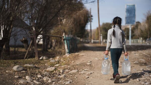 Девочка с питьевой водой в руках. Архивное фото - Sputnik Кыргызстан