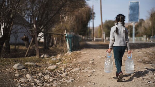 Девочка несет воду в бутылках в одном из сел. Архивное фото - Sputnik Кыргызстан