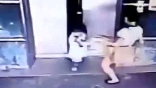 Мать пнула дочь, чтобы спасти от захлопывающихся дверей лифта в Малайзии - Sputnik Кыргызстан