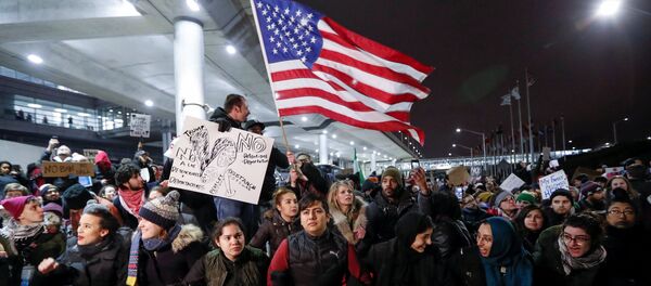 АКШнын президенти Дональд Трамптын Американын качкындарды кабыл алуусун 120 күнгө токтоткон жаглыгына каршы акциясы АКШнын президенти Дональд Трамптын Американын качкындарды кабыл алуусун 120 күнгө токтоткон жаглыгына каршы акциясы - Sputnik Кыргызстан