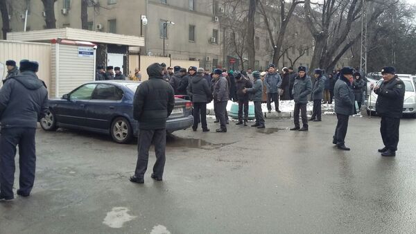 Возле здания Госкомитета национальной безопасности КР собралось около 40 человек, они угрожают перекрыть дорогу - Sputnik Кыргызстан