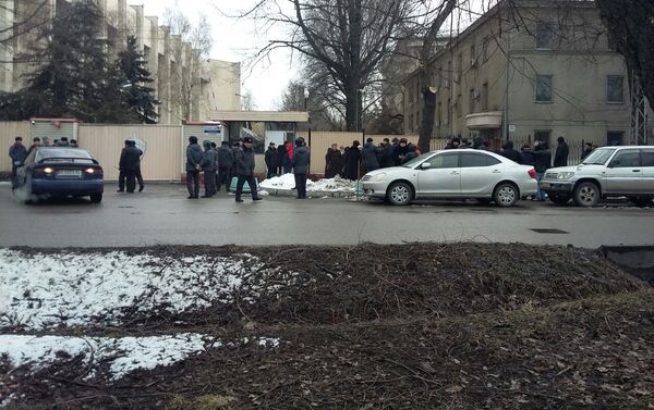 Возле здания Госкомитета национальной безопасности КР собралось около 40 человек, они угрожают перекрыть дорогу, если Аиду Салянову задержат - Sputnik Кыргызстан