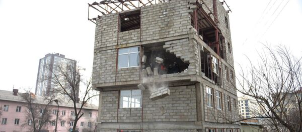 Бишкектин чок ортосунда мыйзамсыз курулуп жаткан беш кабаттуу үй буздурулуп жатат - Sputnik Кыргызстан