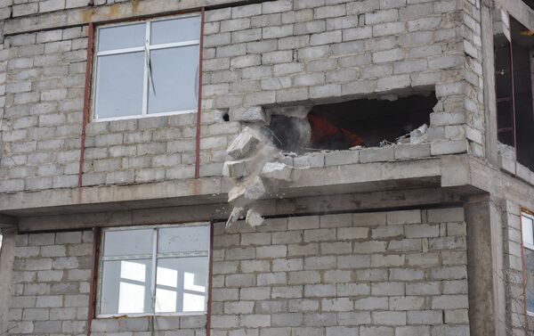 Сегодня начался снос незаконно строящегося пятиэтажного здания на пересечении улицы Токтогула и проспекта Манаса. - Sputnik Кыргызстан