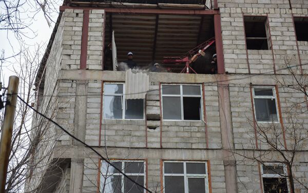 В центре Бишкека сносят незаконно возводимое пятиэтажное здание - Sputnik Кыргызстан