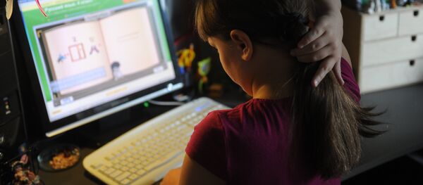 Компьютер колдонуп жаткан өспүрүм кыз. Архив - Sputnik Кыргызстан