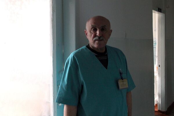 Акушер-гинеколог городского перинатального центра Наби Тагиев Акушер-гинеколог городского перинатального центра Наби Тагиев - Sputnik Кыргызстан