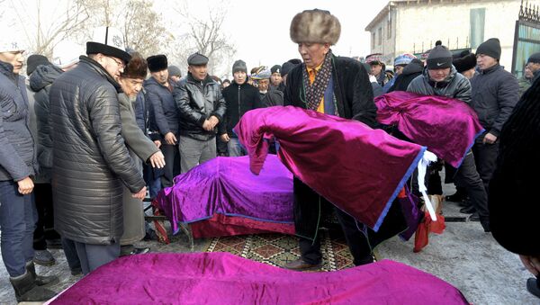 Похороны по погибшим в результате крушения грузового Боинга-747-400 в Дача СУ - Sputnik Кыргызстан