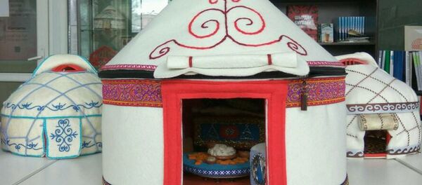 Игрушечная юрта сделанная ремесленником Атыргул Жумашевой - Sputnik Кыргызстан