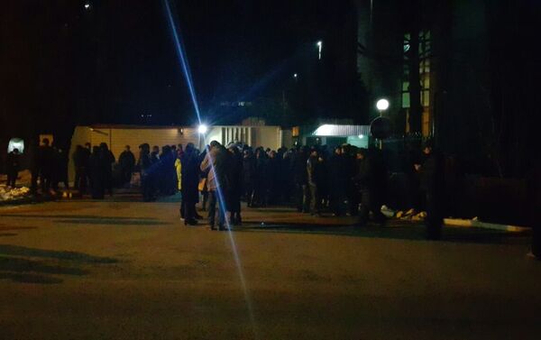 Сейчас возле здания госкомитета собрались сторонники Саляновой. - Sputnik Кыргызстан
