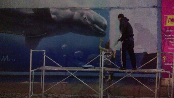 Граффити кита-белухи на стене дома на пересечении проспекта Чуй и улицы Логвиненко - Sputnik Кыргызстан