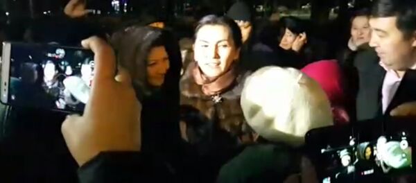 УКМК алдына чогулган тарапташтарына Салянова ыраазычылыгын билдирди УКМК алдына чогулган тарапташтарына Салянова ыраазычылыгын билдирди - Sputnik Кыргызстан