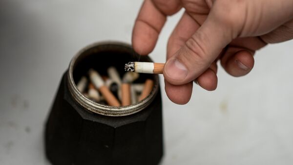 Курение сигарет. Архивное фото - Sputnik Кыргызстан
