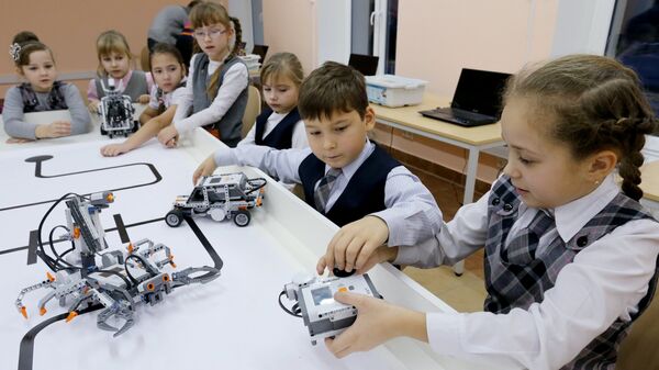 Школьники на уроке робототехники и информатики. Архивное фото - Sputnik Кыргызстан