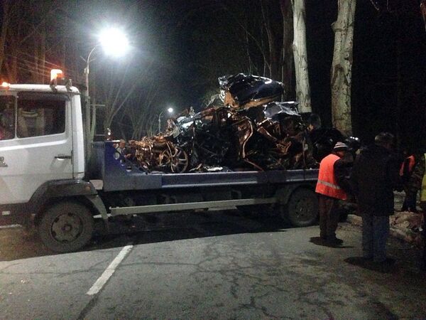 Subaru Impreza врезался в дерево в районе ВДНХ - Sputnik Кыргызстан