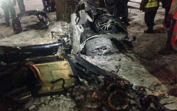 Автомобиль марки Subaru Impreza в районе ВДНХ врезался в дерево, пострадали три человека - Sputnik Кыргызстан