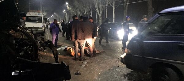 Subaru Impreza врезался в дерево в районе ВДНХ - Sputnik Кыргызстан