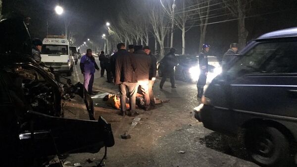 Subaru Impreza врезался в дерево в районе ВДНХ - Sputnik Кыргызстан