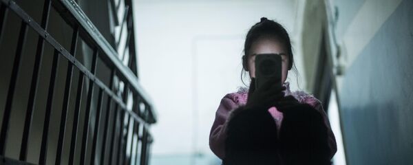 Девочка со смартфоном. Архивное фото Девочка со смартфоном. Архивное фото - Sputnik Кыргызстан