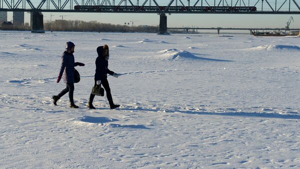 Архивное фото девушек, которые проходят по замерзшей реке - Sputnik Кыргызстан