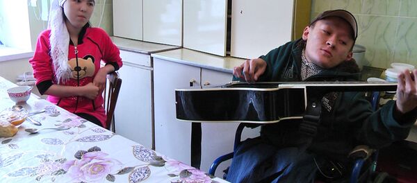 Молодожены-инвалиды, несмотря на трудности, мечтают о своем жилье - Sputnik Кыргызстан