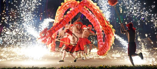Люди исполняют танец дракона во время празднования китайского нового года - Sputnik Кыргызстан