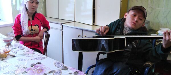 Майып жубайлар: ата-энебизге жүк болбой, өз үйүбүз болсо деп кыялданабыз - Sputnik Кыргызстан