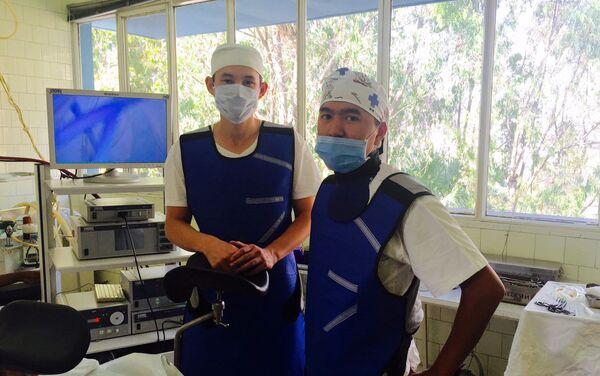 Бишкекский врач Билгуун Бадрах с коллегой во время операции - Sputnik Кыргызстан