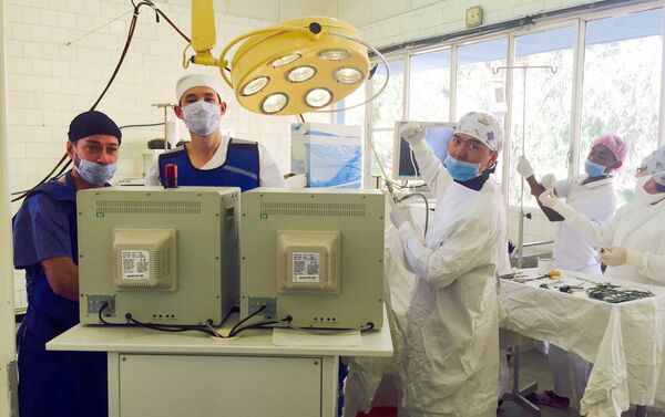 Бишкекский врач Билгуун Бадрах во время операции - Sputnik Кыргызстан