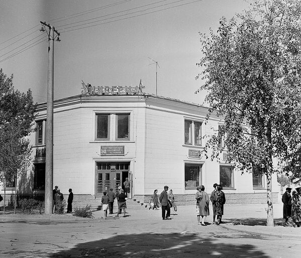 Центральный универмаг Нарына. Фото 60-х годов - Sputnik Кыргызстан