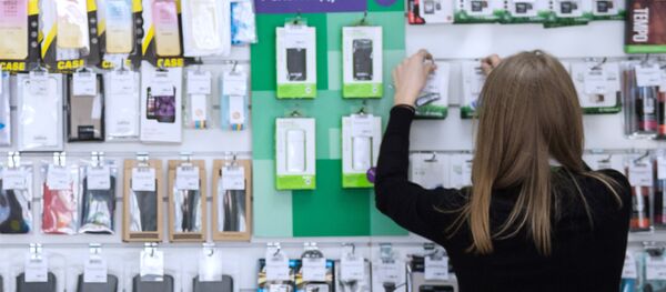 Продавец-консультант салона сотовой связи, во время работы. Архивное фото - Sputnik Кыргызстан