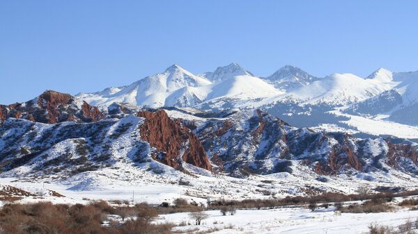 Снег в горах Иссык-Кульской области. Архивное фото - Sputnik Кыргызстан