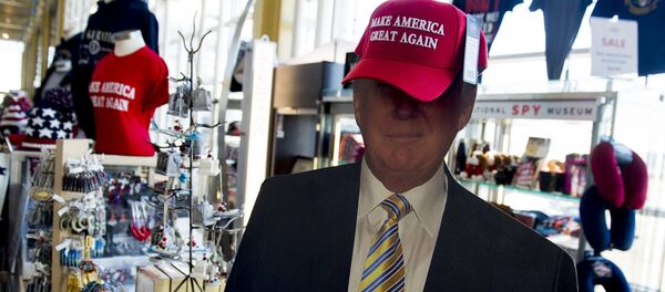 Бейсболка со слоганом в поддержку Трампа Сделаем Америку снова великой в сувениром магазине в США - Sputnik Кыргызстан