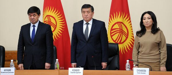 Премьер-министр Сооронбай Жээнбеков Дача айылындагы авиакырсыктан жабыр тарткандарга жардам көрсөткөн ыктыярчылардын тобу менен жолугушуу учурунда Премьер-министр Сооронбай Жээнбеков Дача айылындагы авиакырсыктан жабыр тарткандарга жардам көрсөткөн ыктыярчылардын тобу менен жолугушуу учурунда - Sputnik Кыргызстан